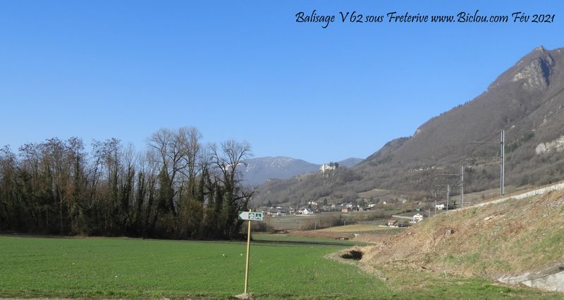 Balisage nouveau de la vélo-route dite V-62 sous Fréterive, en vue du château de Miolans ; en 2021