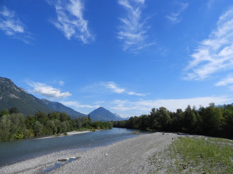 Pont de Grésy : Regard sur l'Isère, la belle étoile dans le fond, les bauges à gauche