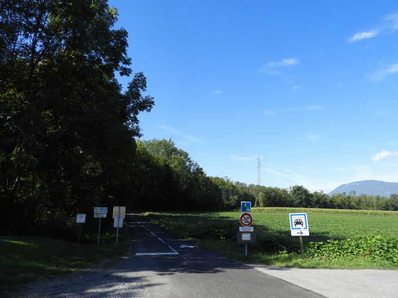 Fin de la voie verte au pont de Gresy ; à droite véloroute V62 ; et à gauche vers Aiton et voie cycliste, historique