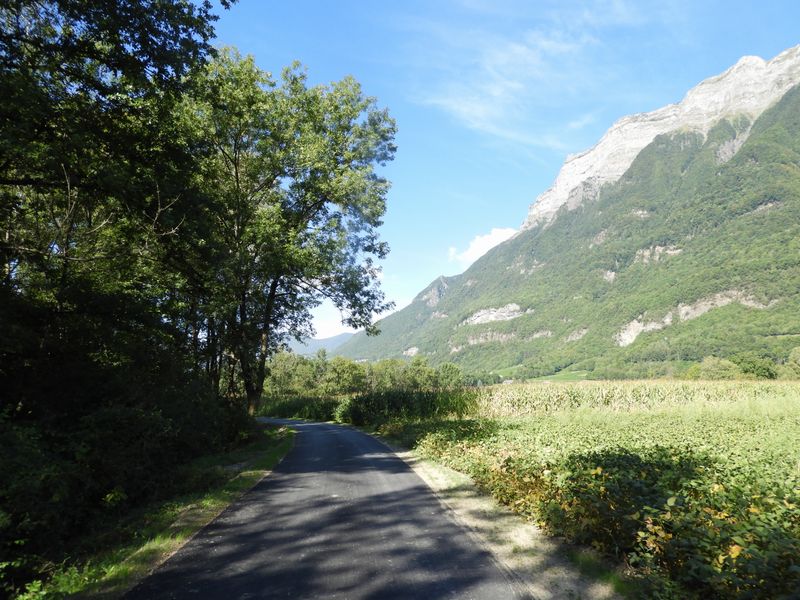 Nouvel asphalte en direction de Fréterive dans cette plaine dite Combe de Savoie