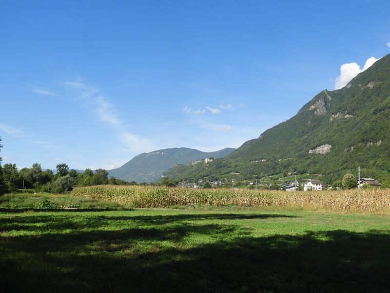 En vue du château de Miolans , fin provisoire de l'aménagement véloroute V 62 en 2020
