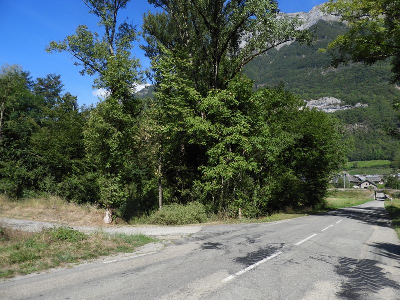 Nous, nous tentons de suivre la future V 62 ; ici A gauche, sous Grésy (Il existe un balisage VTT)