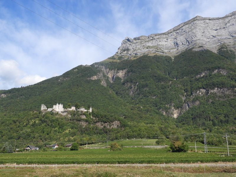 Château de Miolans sous les arètes terminales des Bauges