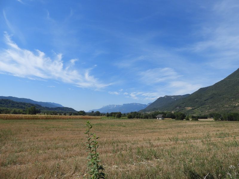 Vue sur la plaine, Les terminaisons des Bauges à droite et La chartreuse se dessinant dans le fond..