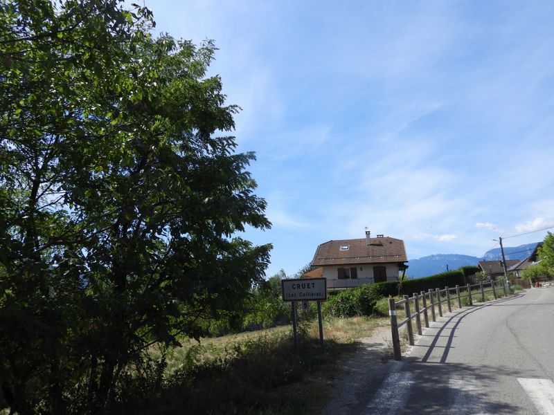 Arrivée dans un hameau de Cruet ..