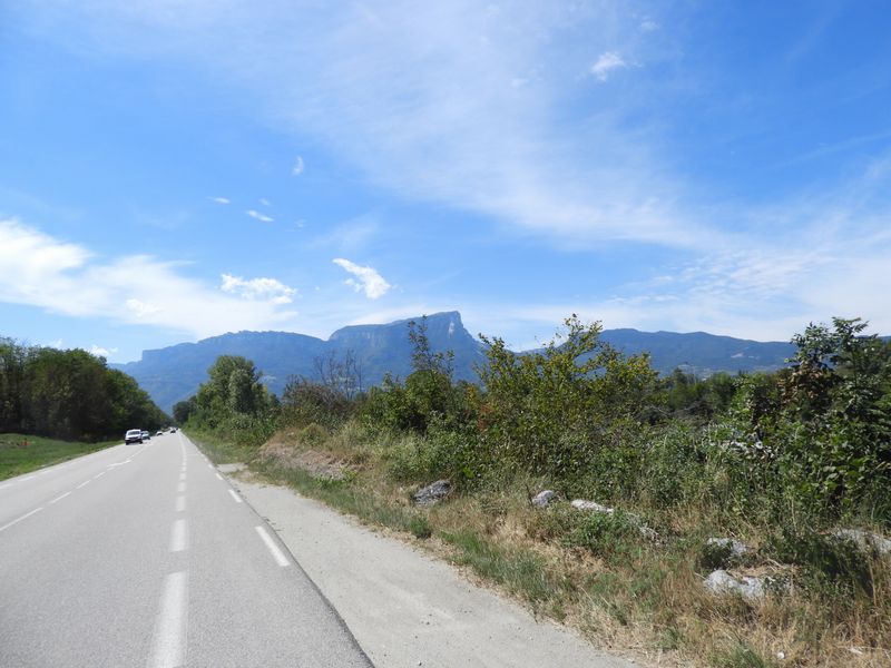 La V62 passera visiblement par ici : Direction Pontcharra, en vue du Mont Granier