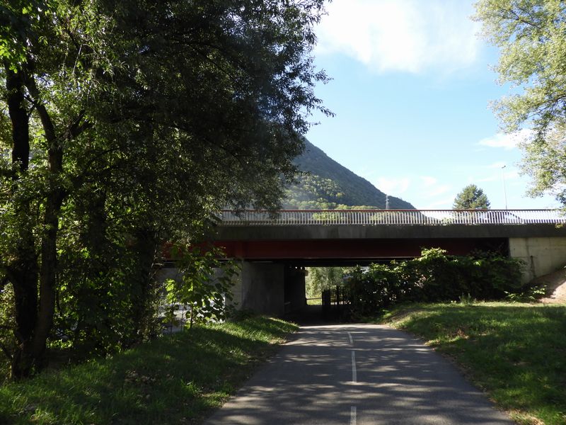 Albertville sud, on retrouve une voie verte longeant l'Arly