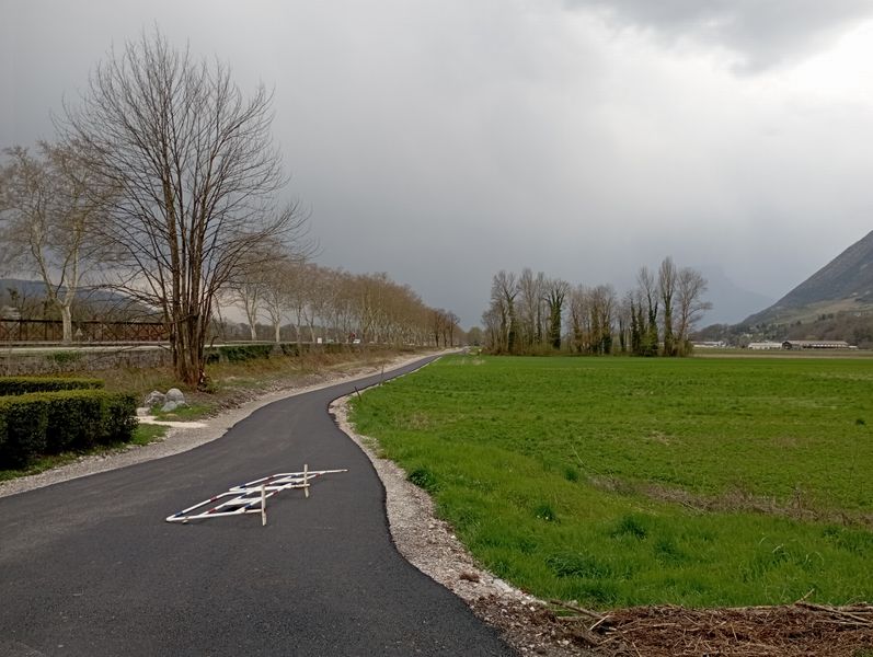 Véloroute dite V-62 (Via-Pre-Alpina) : Voie verte Cruet MontMélian avril 2023 le long de la D-1006