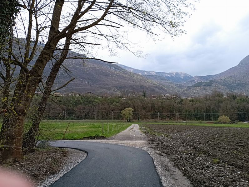 Véloroute dite V-62 (Via-Pre-Alpina) : V62 : goudron encore chaud ..
