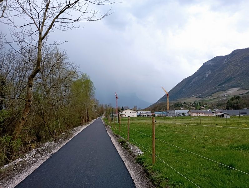 Véloroute dite V-62 (Via-Pre-Alpina) : V62 : Approche de Arbin et Montmélian