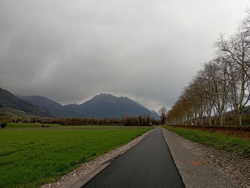 Véloroute dite V-62 (Via-Pre-Alpina) :  Retour vers l'amont : la pluie arrive sur l'Arclusaz et les Bauges, et le col du Frêne 
