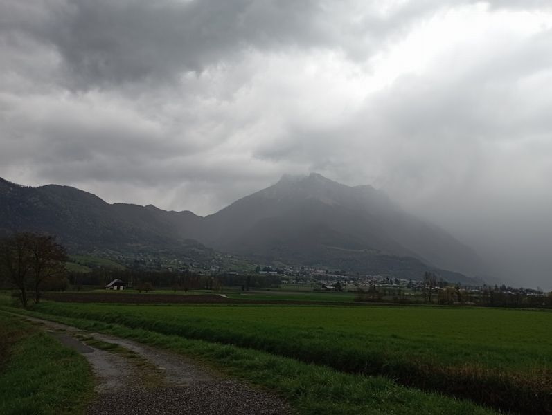 Véloroute dite V-62 (Via-Pre-Alpina) : Sous les Bauges : Oh rage, oh désespoir .. nous Y échappons , avant le coup de grâce en arrivant en Favergie