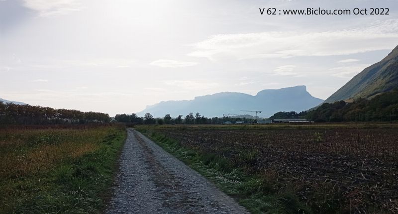 La voie verte de la combe de Savoie avec vue sur la chartreuse et le mont Granier