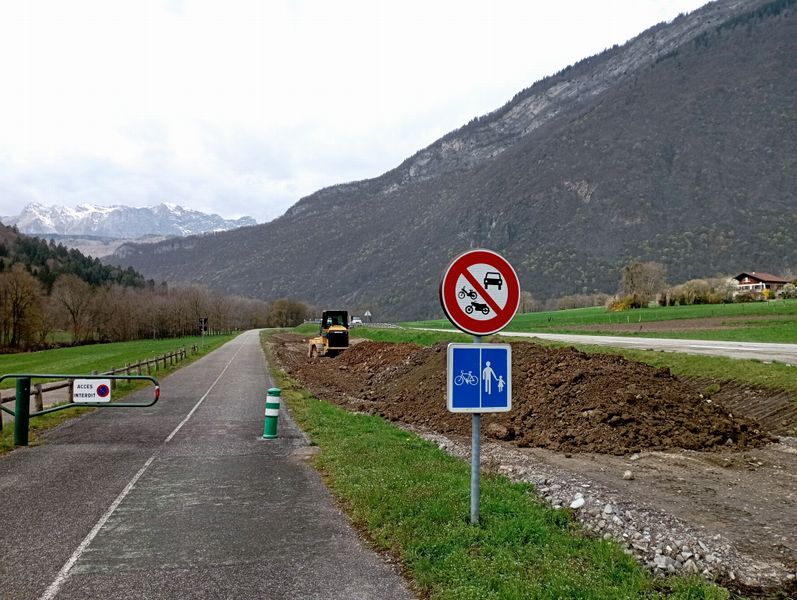 Véloroute dite V-62 (Via-Pre-Alpina) : Oups ! c'est plutôt à Ugine , on remarque les travaux attenants ..