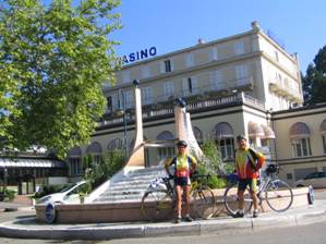 devant le casino de Divonne en 2010