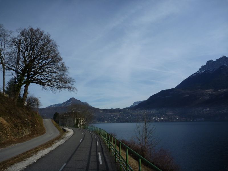 Le lac d'Annecy a Duingt, vu de la piste cyclable