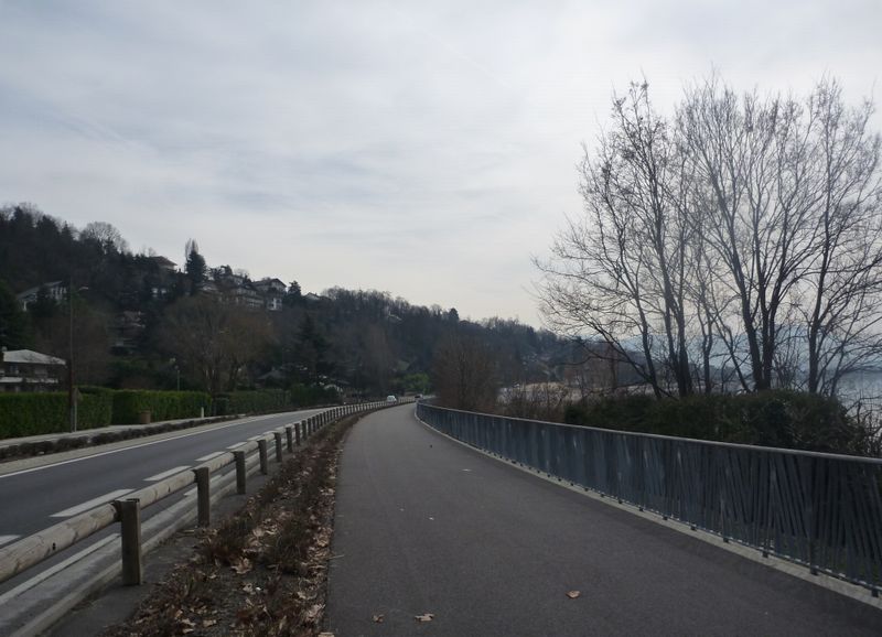 Piste cyclable le long du lac du Bourget à Aix les bains en 2010