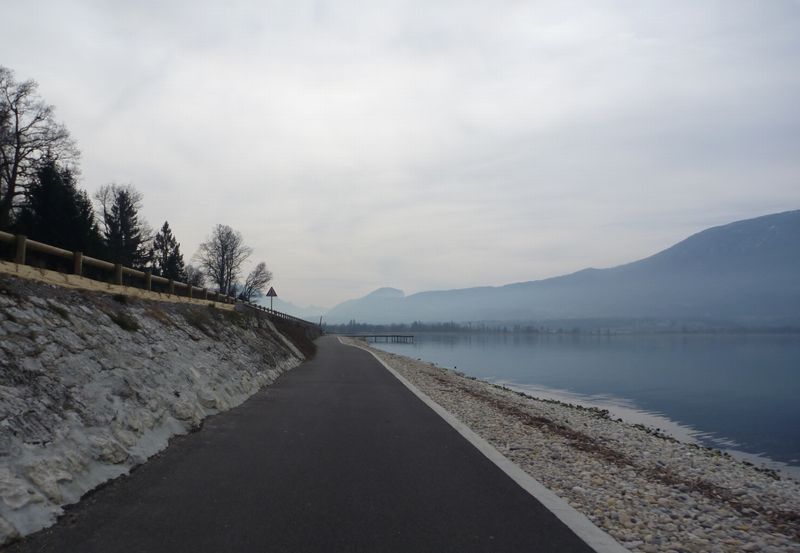 Les bords du lac d'aix les bains 