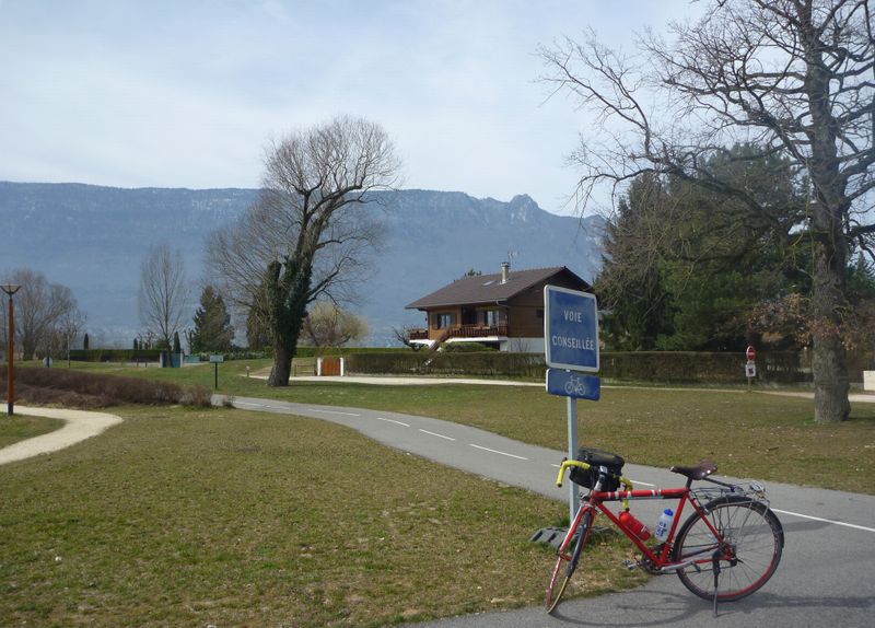 La voie cyclable au dpart des mottets en vue de la dent du chat
