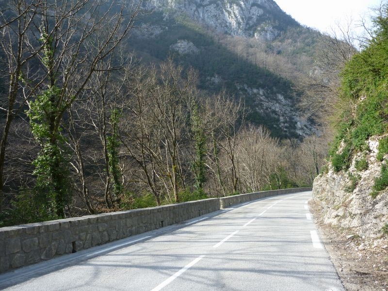 La route D 14 entre Val de Fier et Seyssel : les bottes à Mandrin ; les murets ont étés réhaussés par endroits seulement..