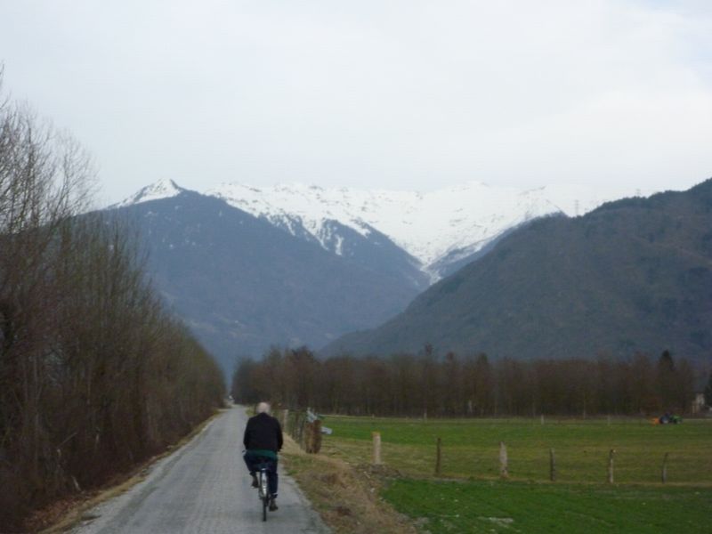 Route sur berges de l'isre avant Albertyville en vue du Beaufortin