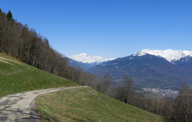 Le Mont Blanc à gauche, et le Mirantin (Beaufortin) vus du collet de Tamie