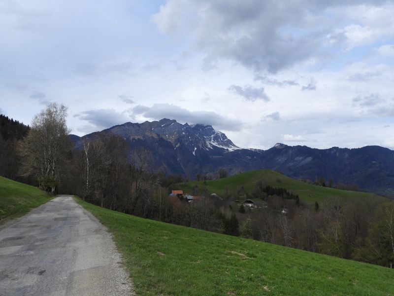 Du côté de Mérier au dessus de Marthod, vue sur le Mont Charvin