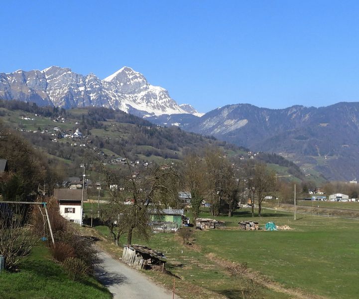 Retour en plaine et vue sur Marthod et le mont Charvin