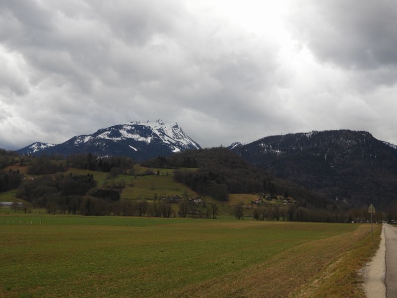 Arrivée à Faverges et vue sur le crêt de chambellon, la Sambuy et la motte
