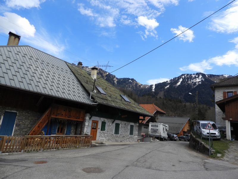 En route vers Tamie, Par les hameaux : les Caillets