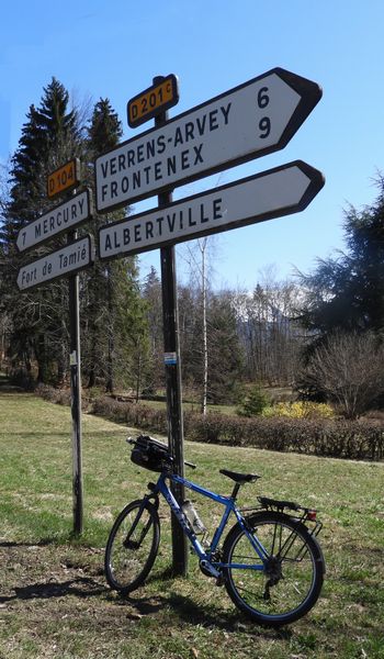 Fanette bifurque à gauche, au Au col de Tamie