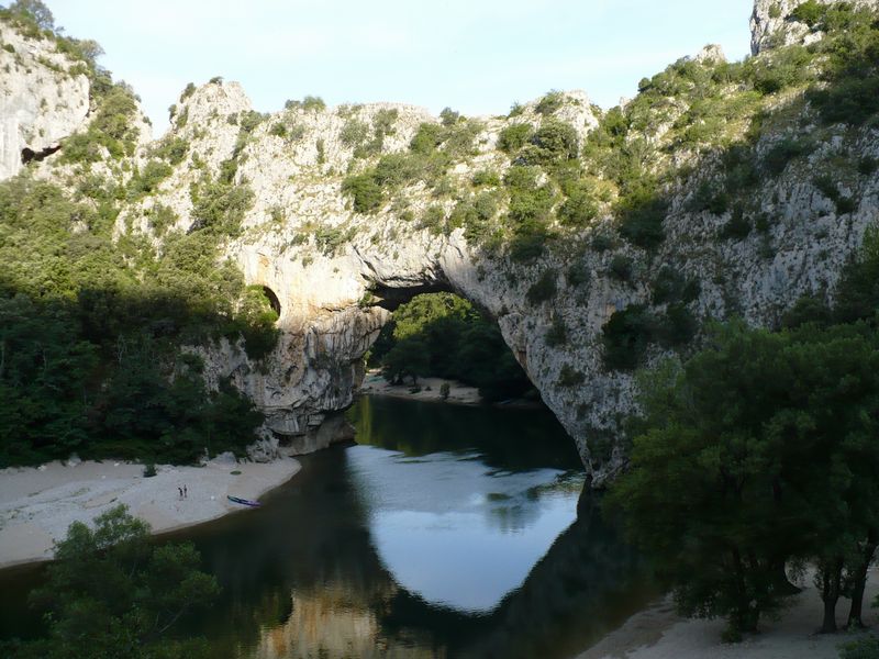 L'Arche enjambe l'Ardèche