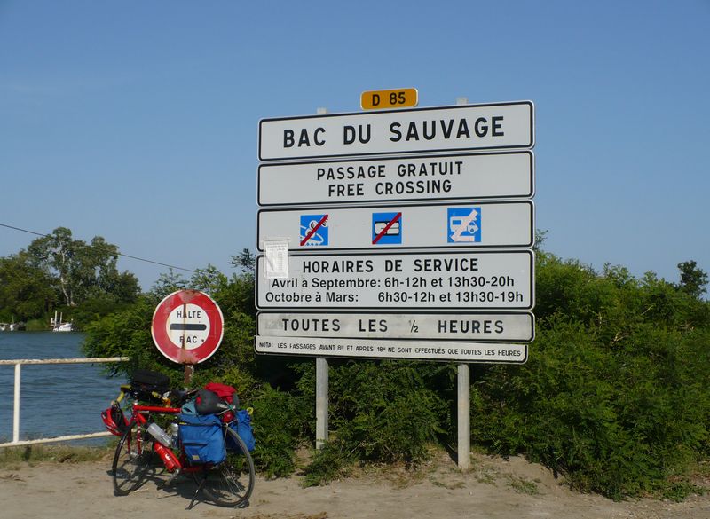 Le Bac du Sauvage permet de rejoindre les saintes maries de la mer, par de petites routes en 2007