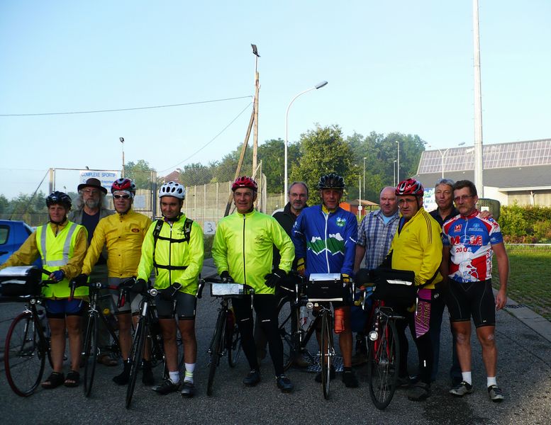 Le groupe des randonneurs de l'an mille au départ de Seynod en 2007