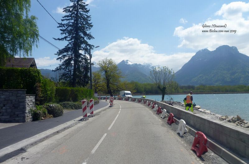 D 808 A Glieres de Doussard : Trottoir et mur séparateur; bravo, et chaussée retrécie, pour ralentir le trafice bravo