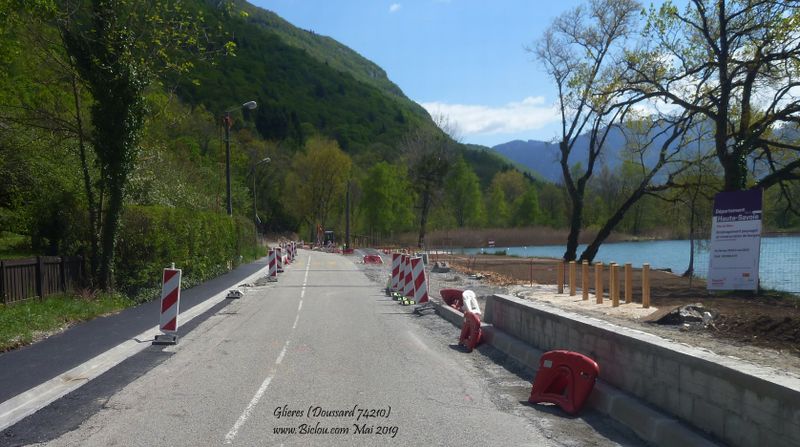 On remarque le mur sécurisant la voie verte