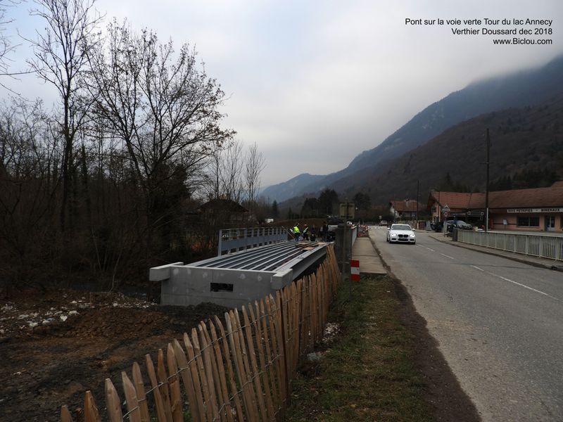 Dec 2018 : Verthier, Doussard D909 A , passerelle de la Voie verte posée sur le Glère dite Eau Morte