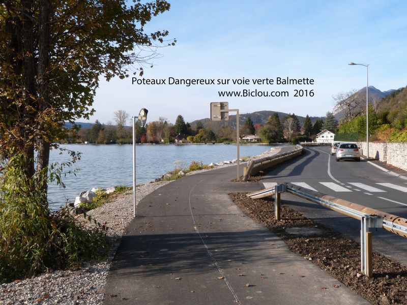 Voie verte Talloires Balmette en 2016 ; Poteaux dangereux, trop près de la bande de roulement