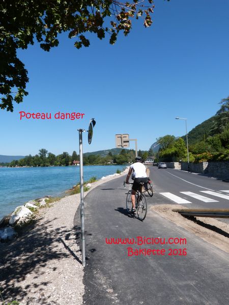 Voie verte de Balmette Talloires lac d' Annecy Ce poteau est dangereux, clauio l'a dit et le redit ..