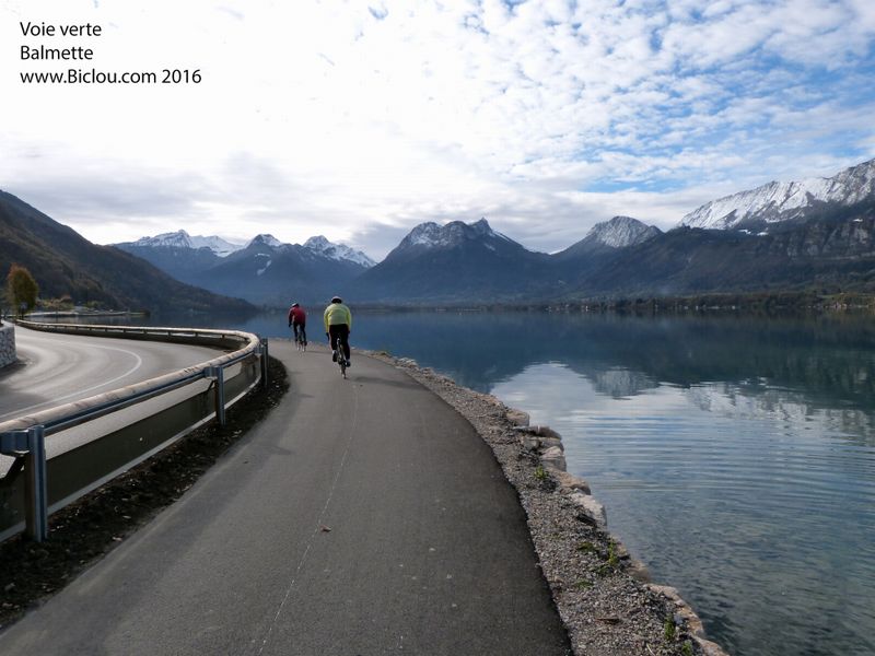 Belle voie verte à Talloires Balmette, en bordure du lac d'Annecy et en vue des Bauges, en 2016, mais un peu près .. non ?