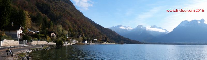 Vue du lac d'Annecy, et des Bauges , depuis la voie verte Balmette Talloires en 2016