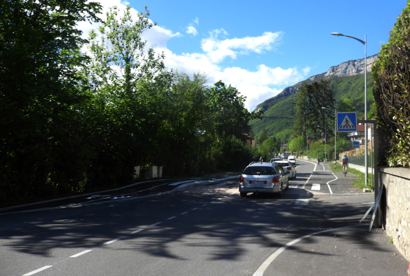D 909 A Menthon travaux cyclable ! : superbe piège .. mai 2021