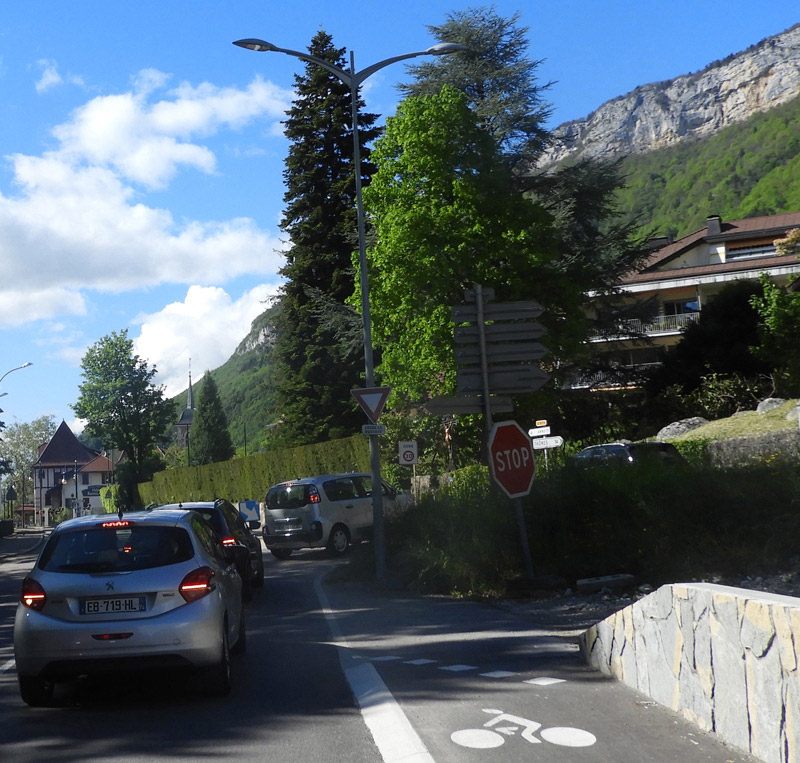 D 909 A Veyrier travaux mai 2021 : zauraient pas pu faire mieux comme carrefour ?