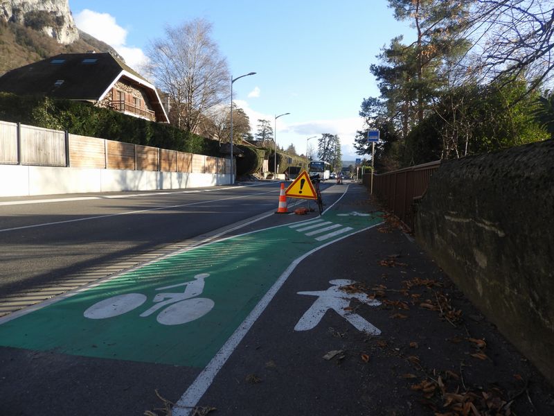 Piste cyclable Veyrier-Menthon (D 909 A) : Bizarre, mais c'est à cause du Bus