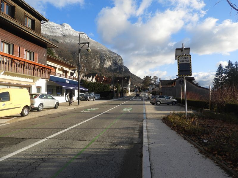 La traversée de Veyrier du lac est traitée pour sécuriser (un peu) le cheminement des cyclistes