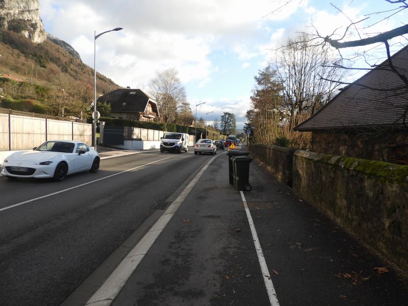 En route direction Veyrier du lac (d'Annecy) , gare aux poubelles cependant ..