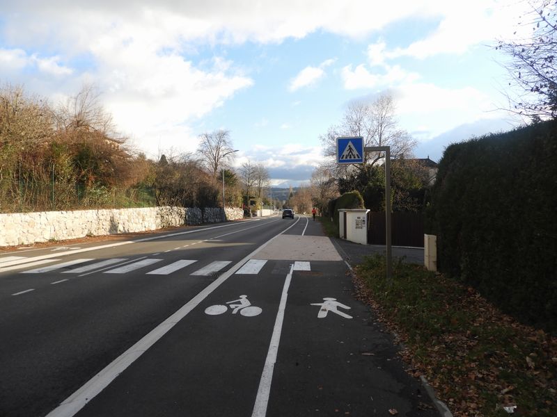 Bandes cyclables et pietonnes longeant la D 909 A (Veyrier du lac d'Annecy) ; Korec..