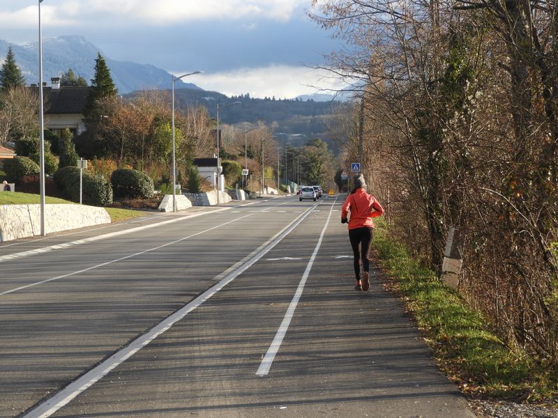 Chacun à sa place, piétons et cyclistes ; suffit de garder sa ligne