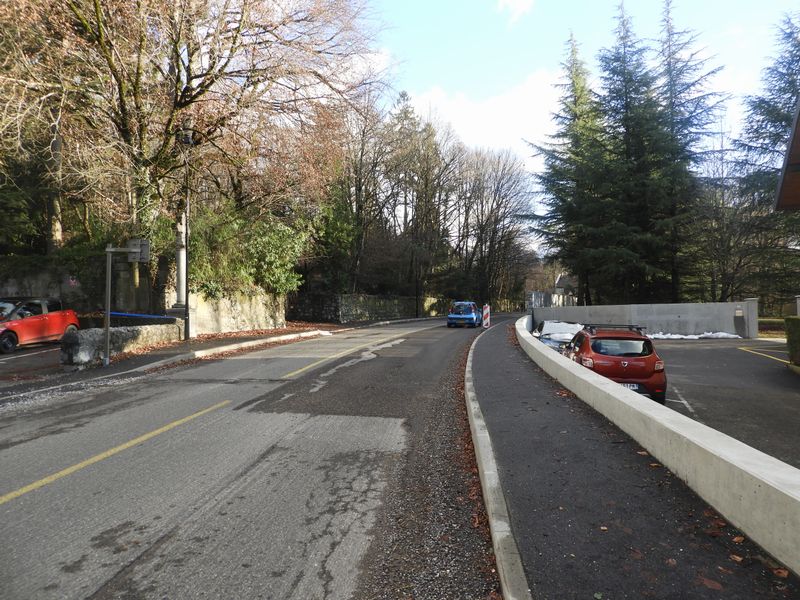 Arrivée à Menthon saint Bernard ; travaux en cours (janvier 2022); cyclistes, dans la tente : serrez fesses et guidon