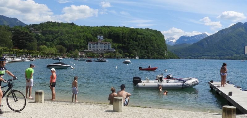 La baie de Menthon, et le Palace